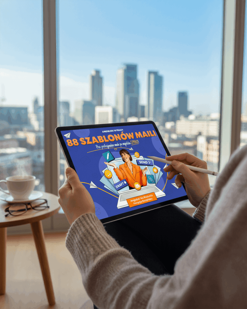 Zdjęcie przedstawia osobę siedzącą w fotelu i trzymającą w dłoniach tablet oraz rysik. Na ekranie tabletu wyświetla się okładka e-booka "88 SZABLONÓW MAILI. Praktyczny angielski w mailach". Grafika na okładce w komiksowym stylu prezentuje uśmiechniętą kobietę w biznesowym stroju, siedzącą za biurkiem z laptopem. Nad nią unosi się mnóstwo ikon, takich jak koperty, i strzałki. W tle, za dużym oknem, rozciąga się panorama miasta. Na stoliku obok fotela stoi biały kubek z parującym napojem i leżą okulary. Cała scena jest utrzymana w stonowanych, ciepłych kolorach, co tworzy spokojną i relaksującą atmosferę.