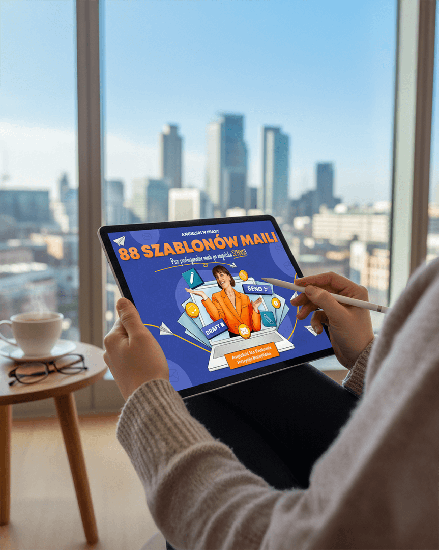 Zdjęcie przedstawia osobę siedzącą w fotelu i trzymającą w dłoniach tablet oraz rysik. Na ekranie tabletu wyświetla się okładka e-booka "88 SZABLONÓW MAILI. Praktyczny angielski w mailach". Grafika na okładce w komiksowym stylu prezentuje uśmiechniętą kobietę w biznesowym stroju, siedzącą za biurkiem z laptopem. Nad nią unosi się mnóstwo ikon, takich jak koperty, i strzałki. W tle, za dużym oknem, rozciąga się panorama miasta. Na stoliku obok fotela stoi biały kubek z parującym napojem i leżą okulary. Cała scena jest utrzymana w stonowanych, ciepłych kolorach, co tworzy spokojną i relaksującą atmosferę.