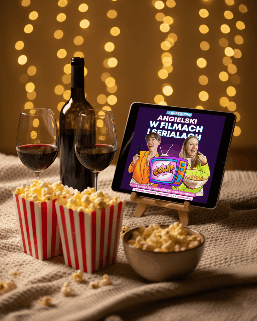 Obraz przedstawia wieczorny relaks z filmem. Na pierwszym planie znajdują się dwa kubełki w czerwono-białe paski, wypełnione popcornem. Obok nich stoi miska z popcornem. W tle widać butelkę czerwonego wina oraz dwa kieliszki z winem. Całość oświetlają wiszące, złote lampki, które tworzą ciepłą i przytulną atmosferę. Centralnym punktem jest tablet, na którego ekranie widnieje okładka e-booka "Angielski w filmach i serialach". Grafika na okładce przedstawia dwie uśmiechnięte kobiety. Jedna trzyma pilota i ma na sobie pomarańczowy sweter, druga trzyma miskę z popcornem i jest ubrana w żółty sweter.