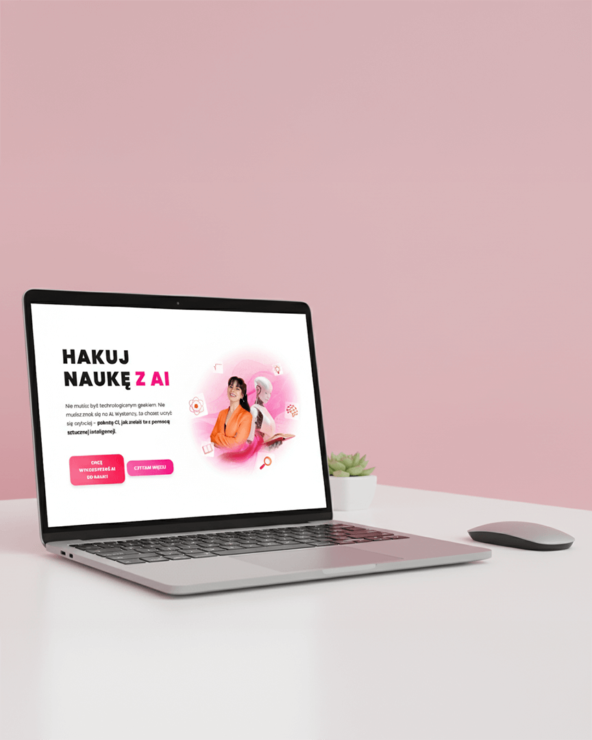 Obraz przedstawia otwarty laptop stojący na białym biurku. Na ekranie widać stronę internetową z nagłówkiem "HAKUJ NAUKĘ Z AI". Poniżej znajduje się krótki tekst oraz dwa przyciski: "CHCĘ WYKORZYSTAĆ AI DO NAUKI" oraz "CZYTAM WIĘCEJ". Grafika obok tekstu przedstawia kobietę siedzącą obok robota, który oświetla ją różową poświatą. Obok laptopa, po prawej stronie, stoi myszka komputerowa. W tle, przy jasnoróżowej ścianie, widać małą roślinkę w białej doniczce. Cała scena jest minimalistyczna i ma czysty, nowoczesny wygląd.